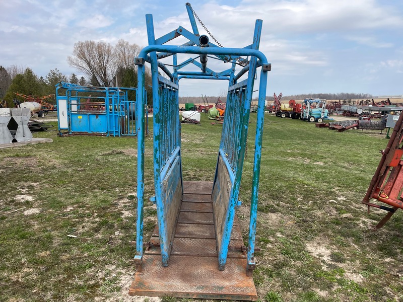 Hay/Forage/Livestock  Frey Cattle Squeeze Chute Photo